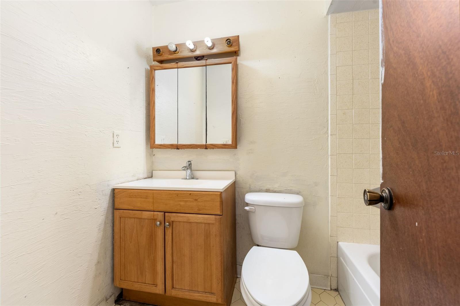 Listing photo id 16 for 3116 University Avenue