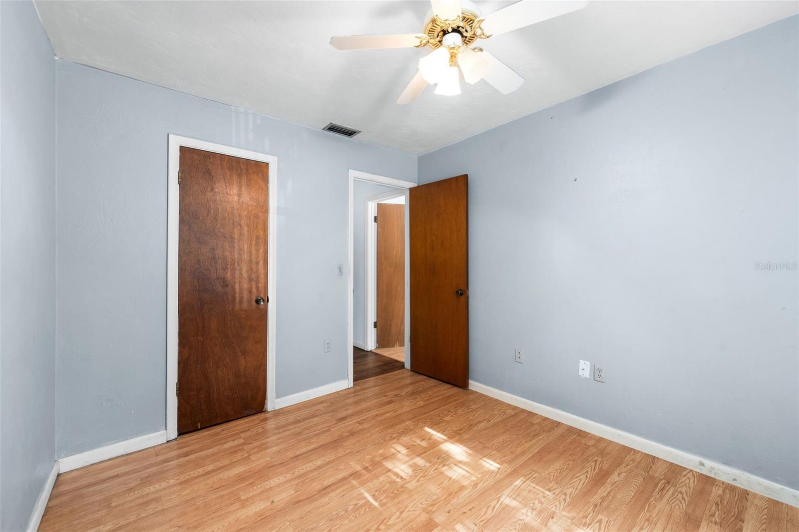 Listing photo id 18 for 3116 University Avenue