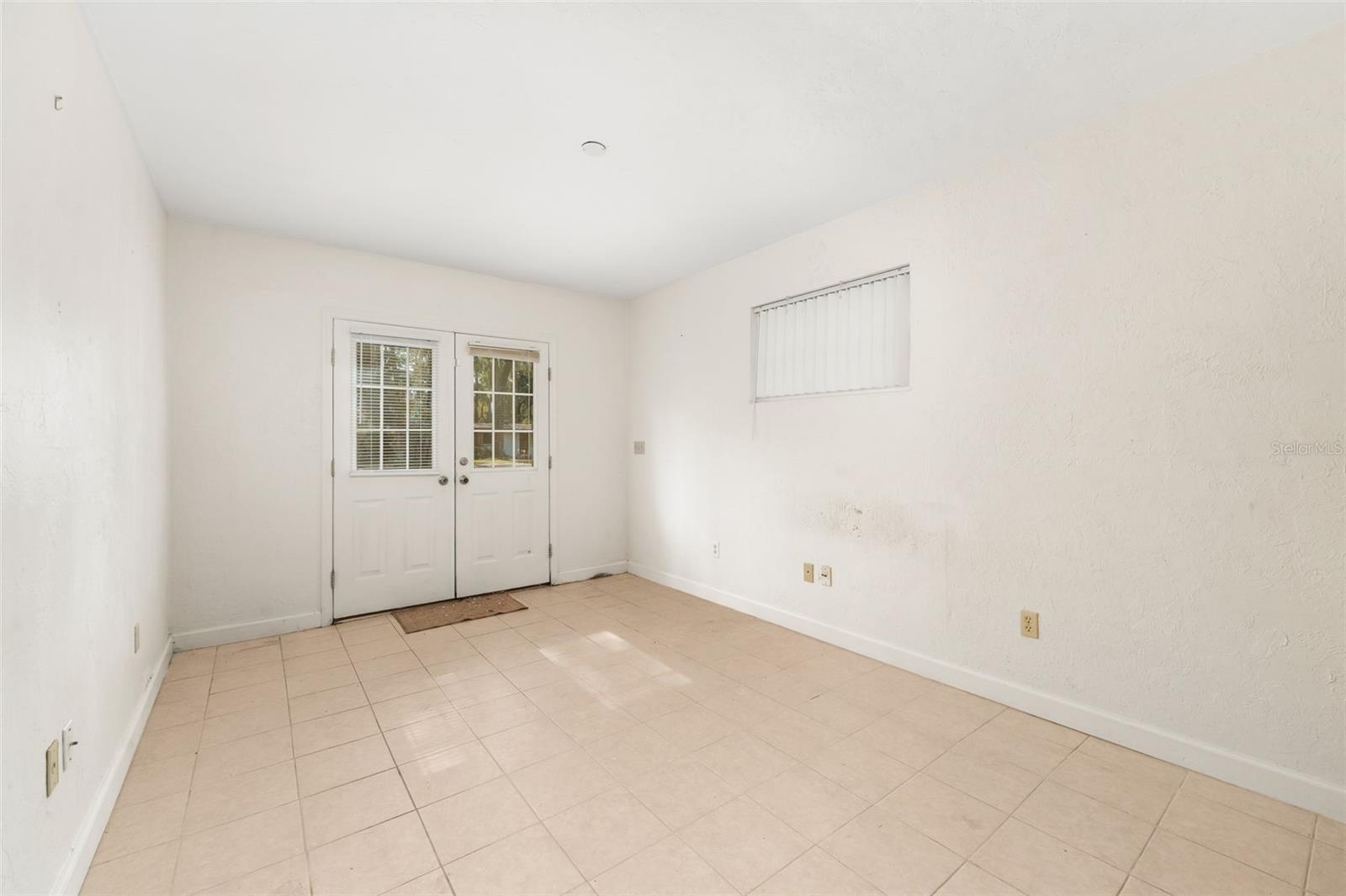 Listing photo id 19 for 3116 University Avenue