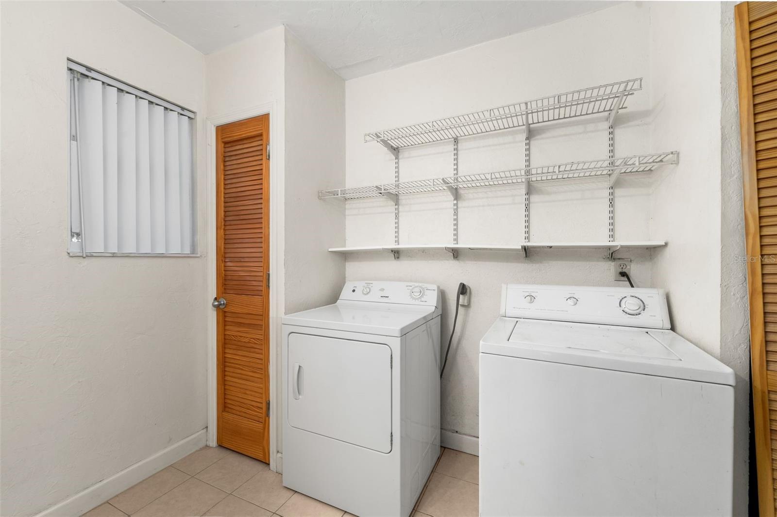 Listing photo id 22 for 3116 University Avenue