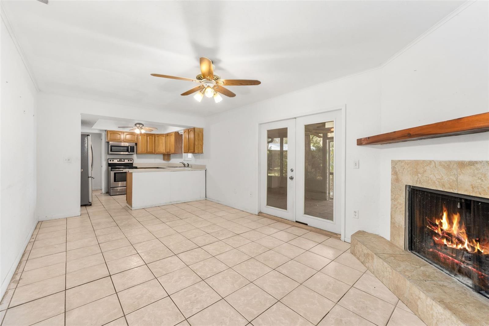 Listing photo id 6 for 3116 University Avenue