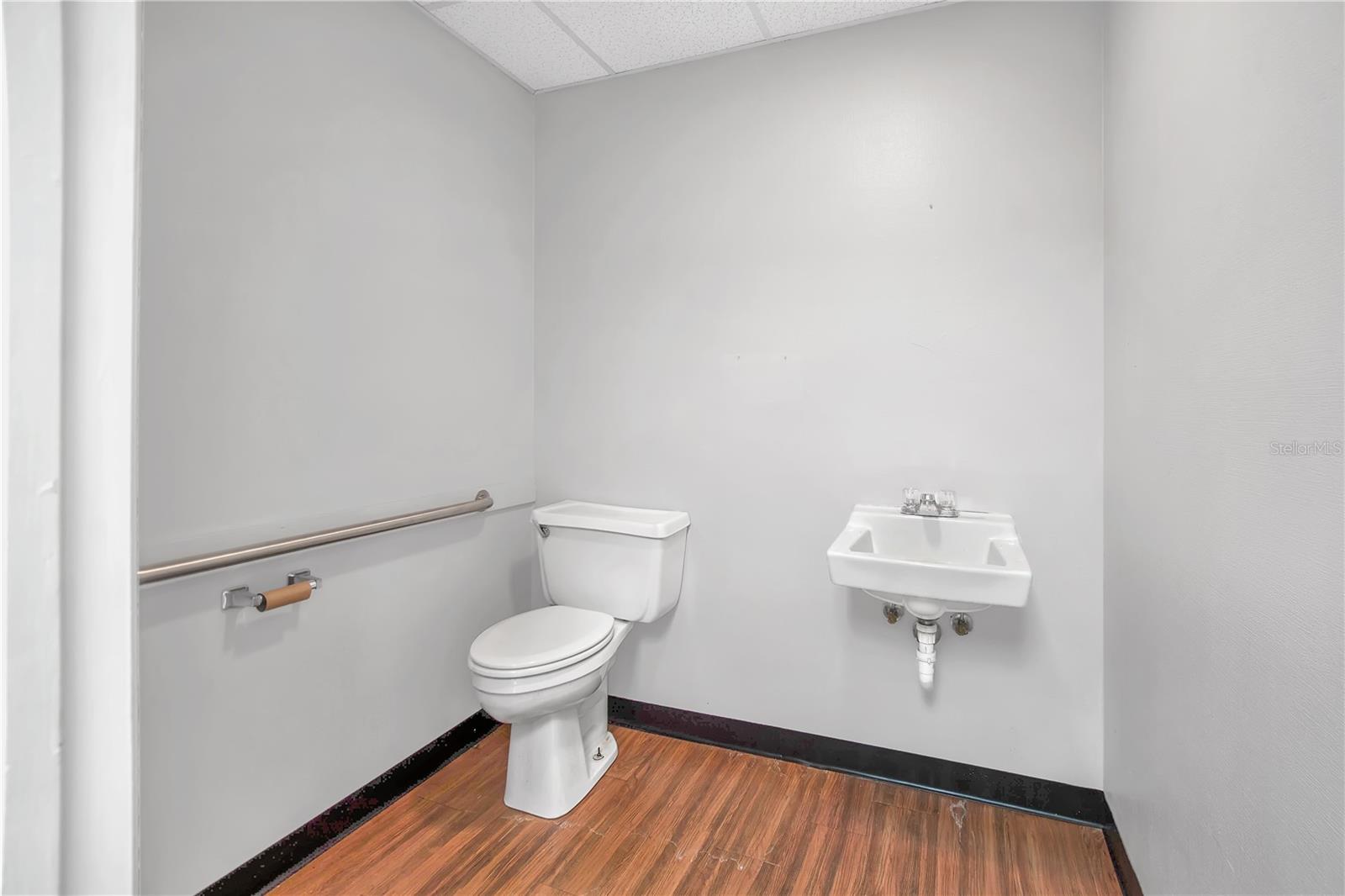 Image 17 of 25 For 949 Lane Avenue S