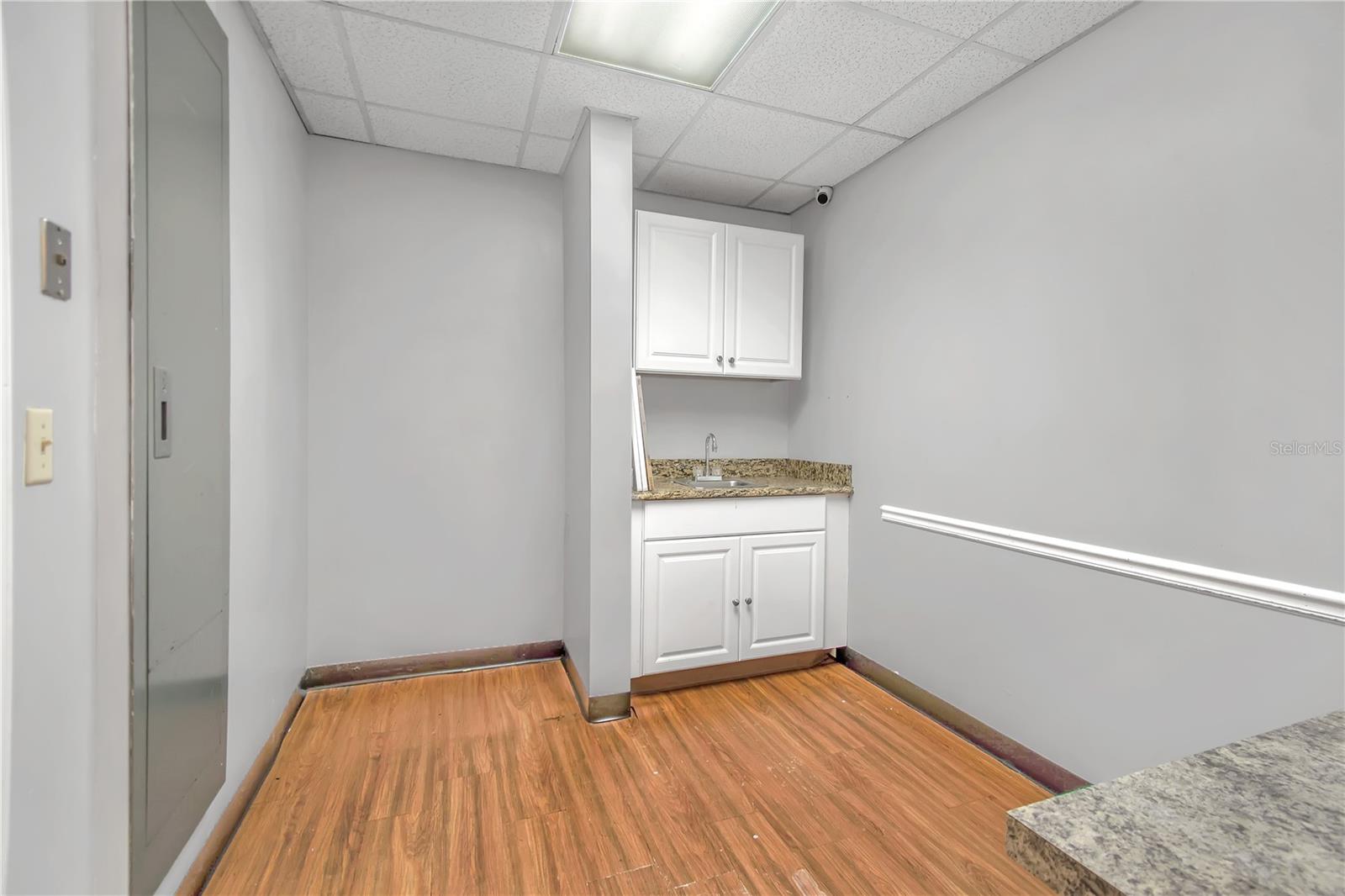 Image 6 of 25 For 949 Lane Avenue S