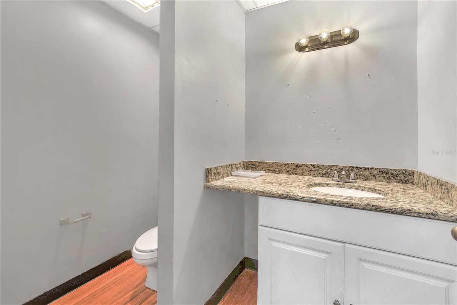 Image 7 of 25 For 949 Lane Avenue S