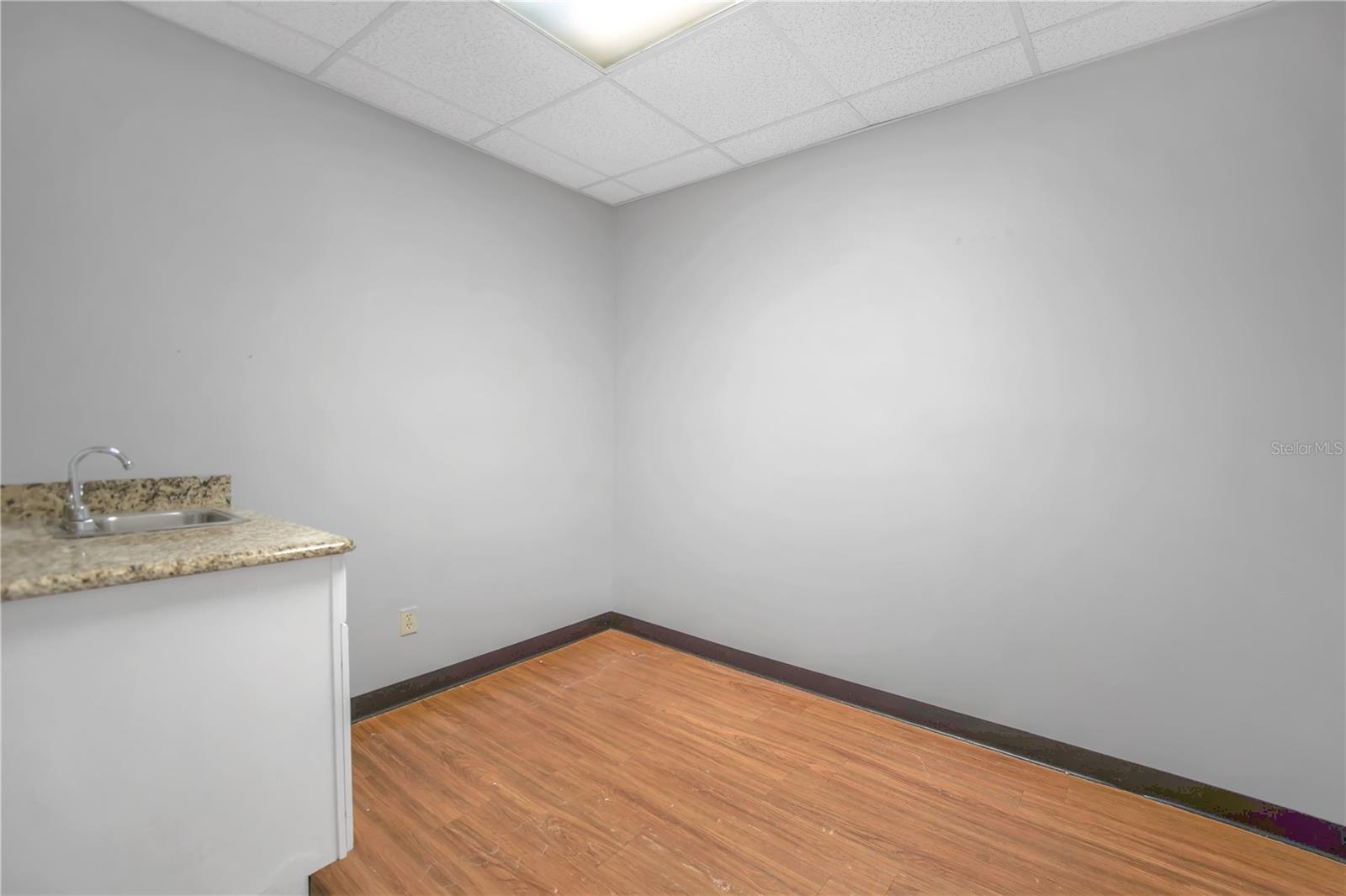 Image 9 of 25 For 949 Lane Avenue S