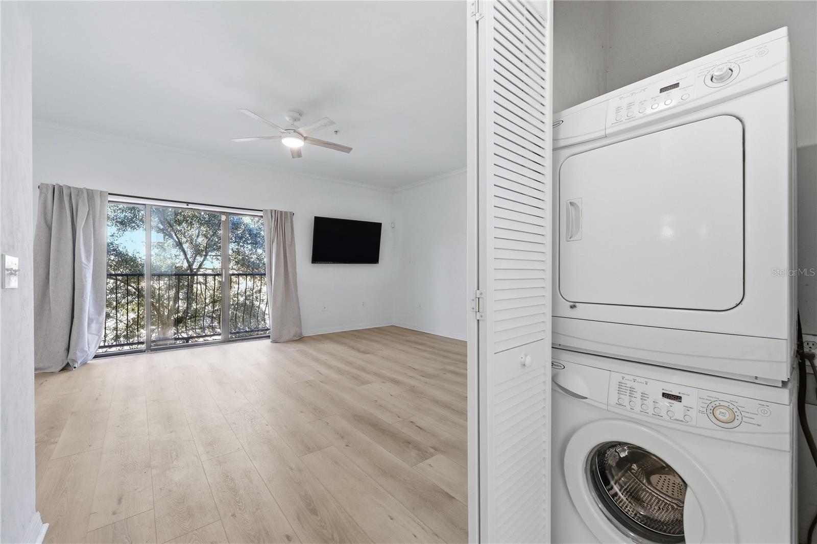 Listing photo id 13 for 20 6th Street 304