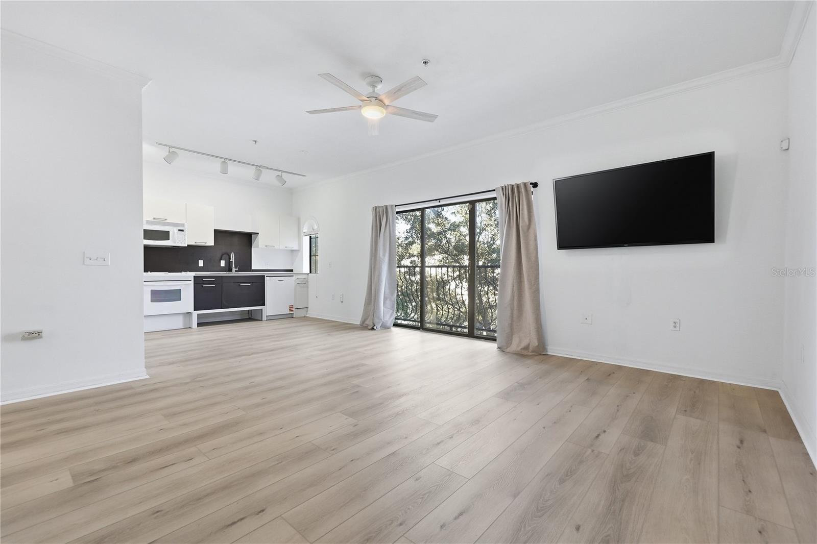 Listing photo id 2 for 20 6th Street 304