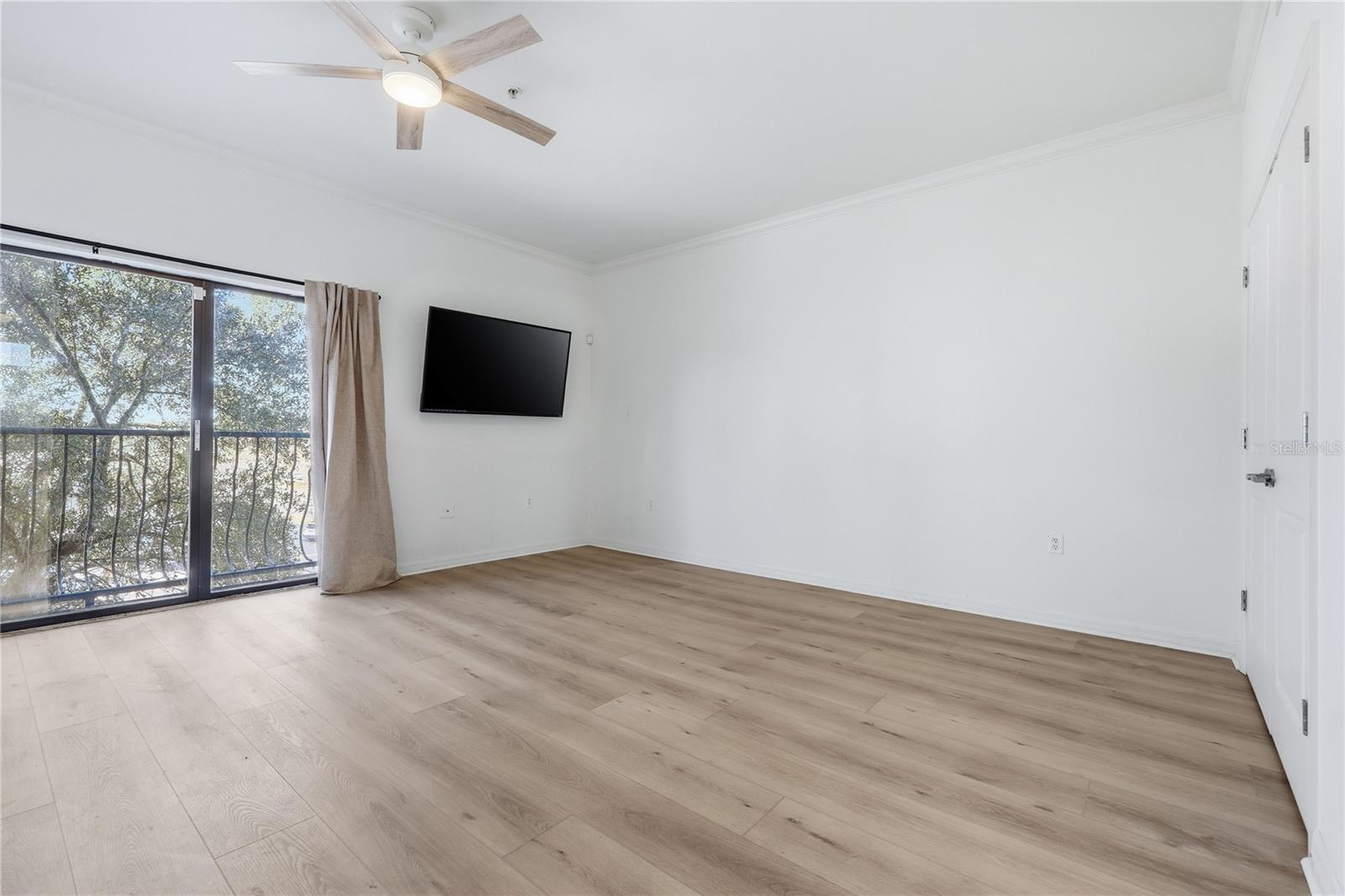 Listing photo id 3 for 20 6th Street 304