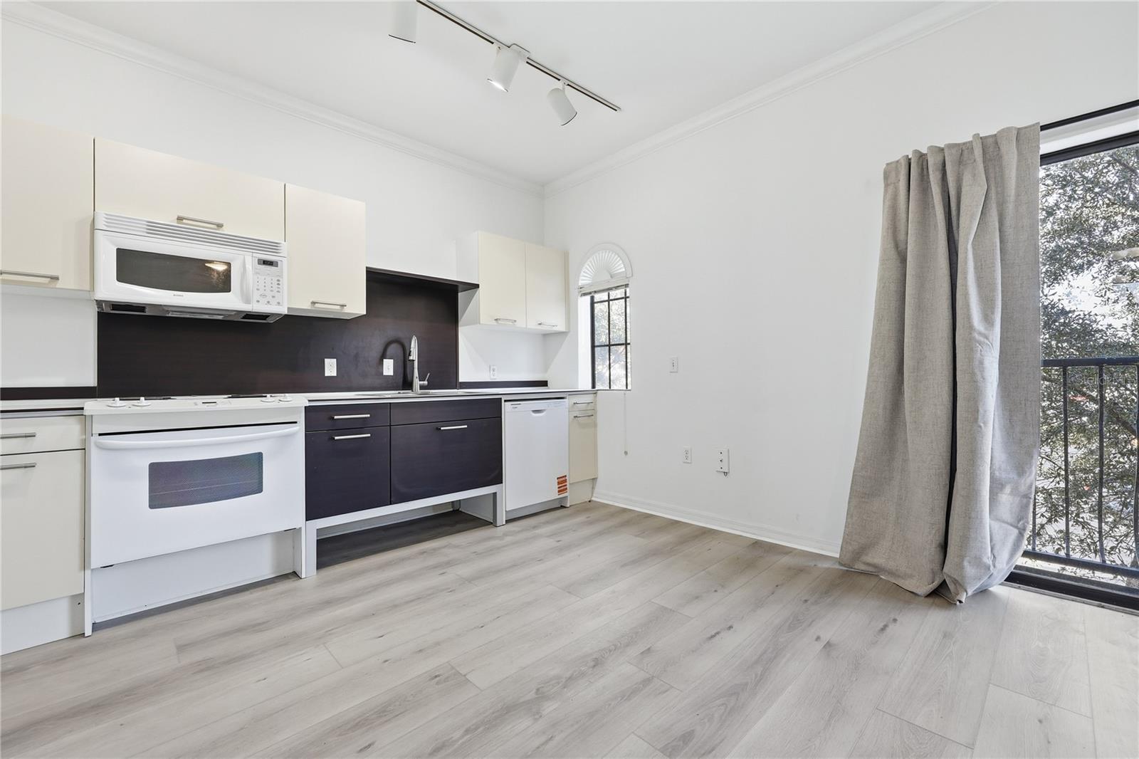 Listing photo id 5 for 20 6th Street 304