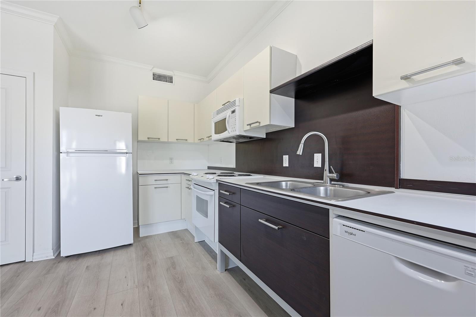 Listing photo id 6 for 20 6th Street 304