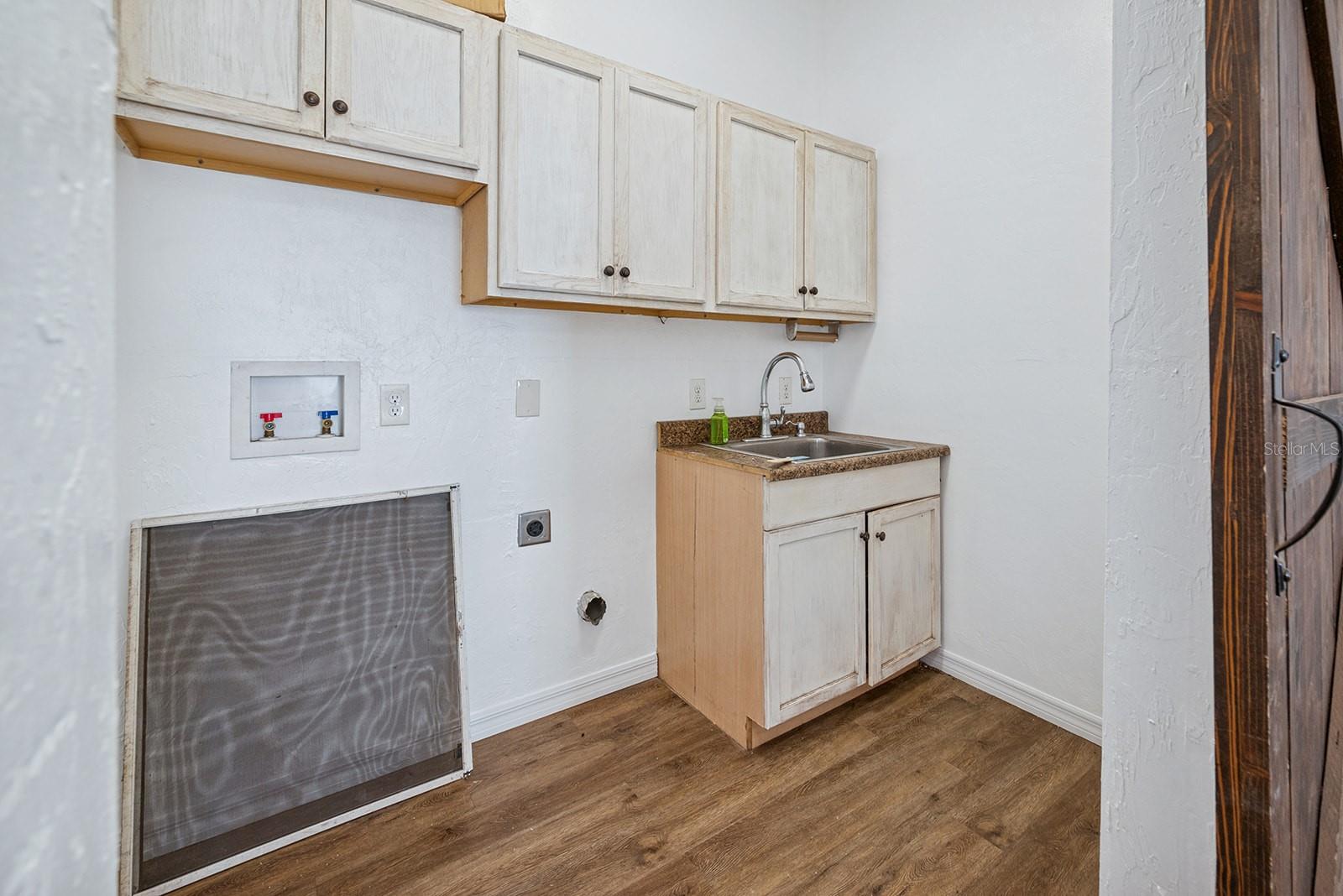 Image 41 of 50 For 6719 82nd Avenue