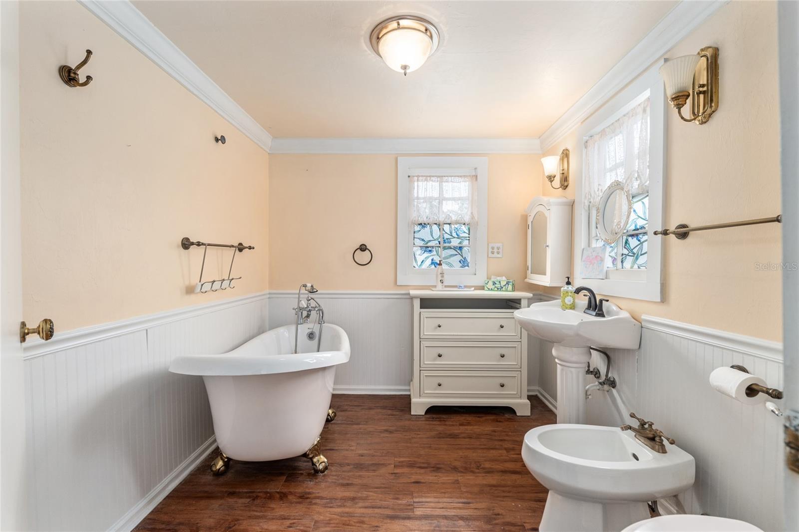 Image 40 of 61 For 160 Saint Johns Street