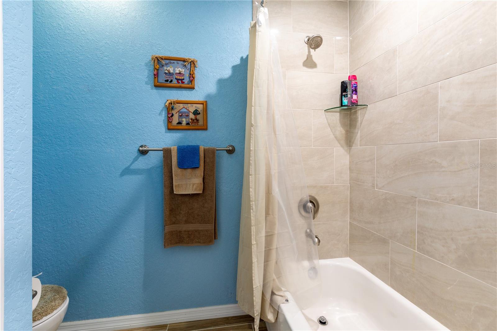 Image 23 of 37 For 402 709 Street