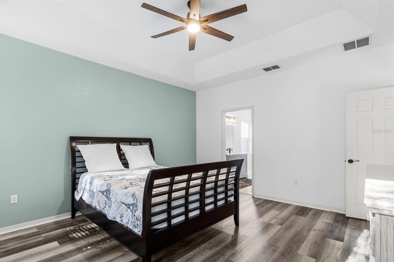 Listing photo id 10 for 2043 49th Avenue