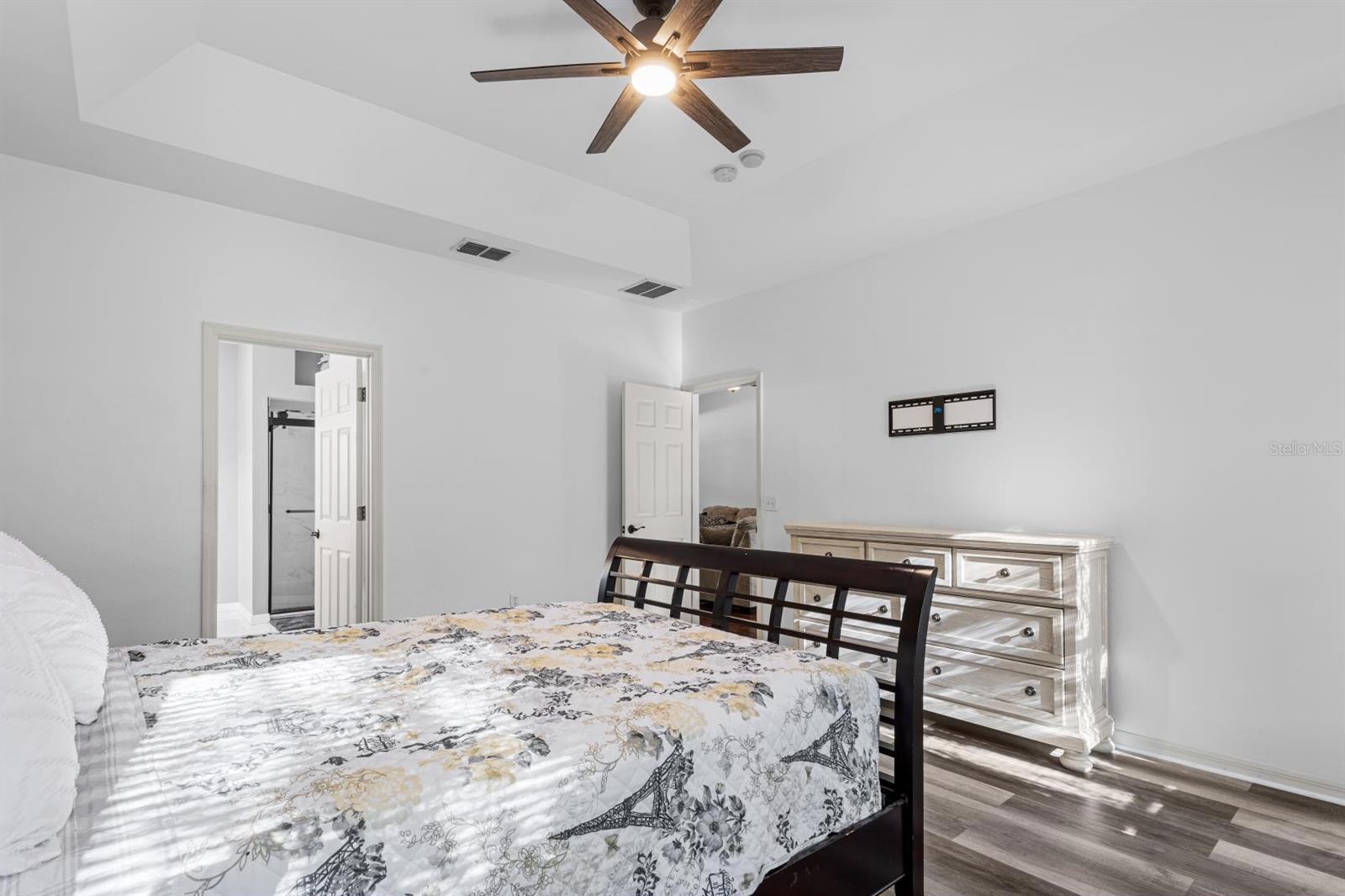 Listing photo id 12 for 2043 49th Avenue