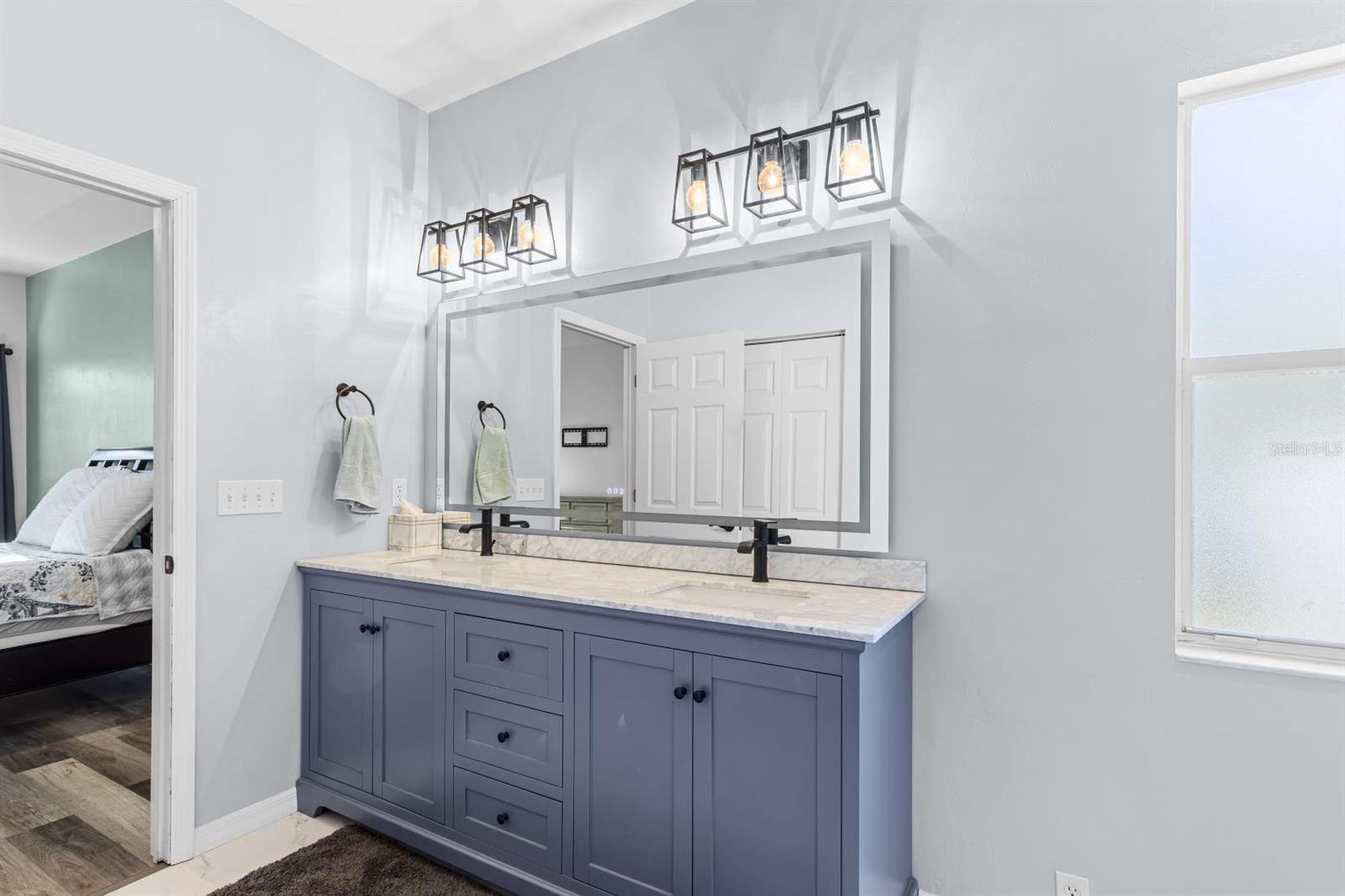 Listing photo id 13 for 2043 49th Avenue