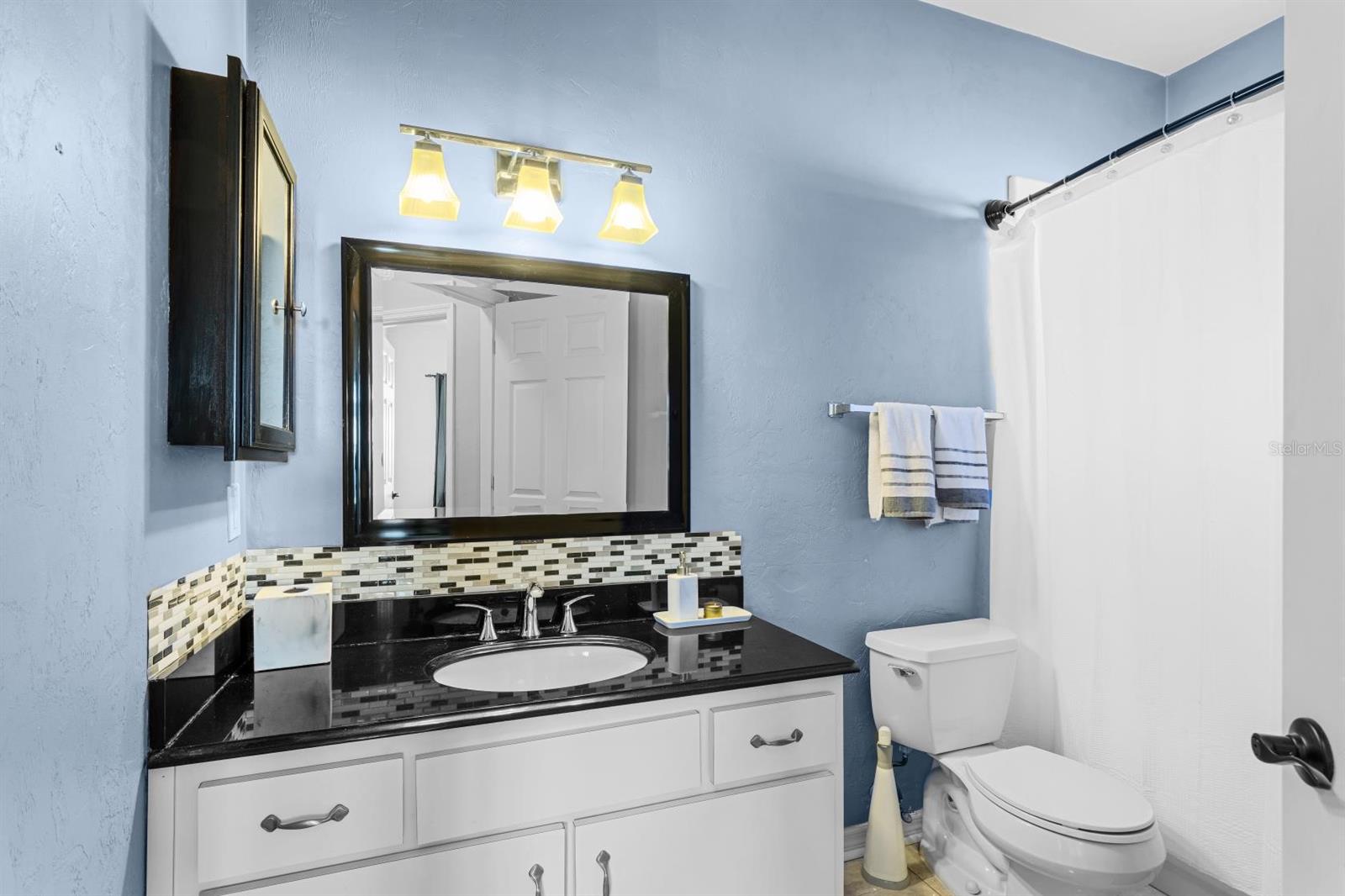 Listing photo id 17 for 2043 49th Avenue