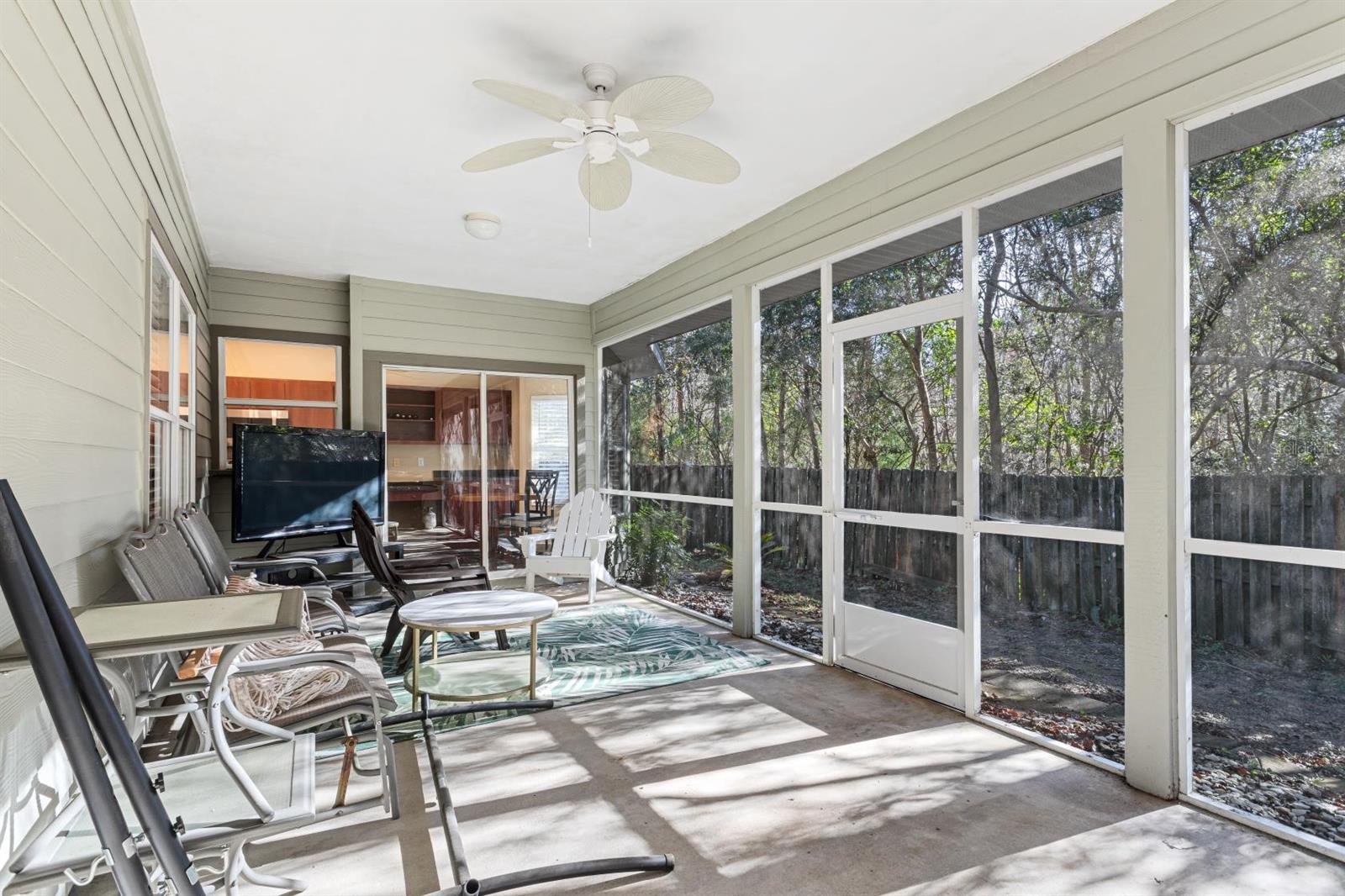 Listing photo id 21 for 2043 49th Avenue