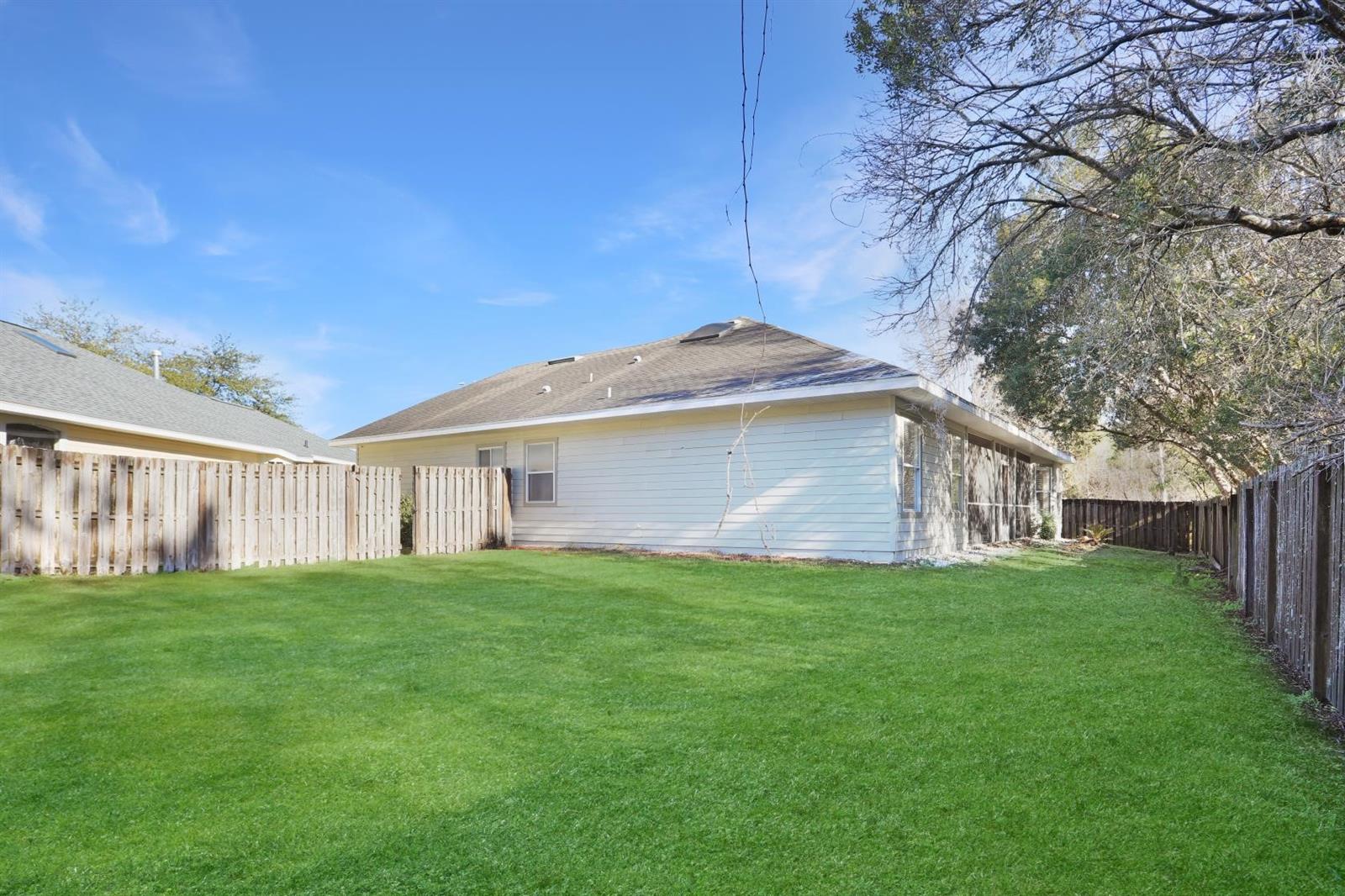 Listing photo id 22 for 2043 49th Avenue