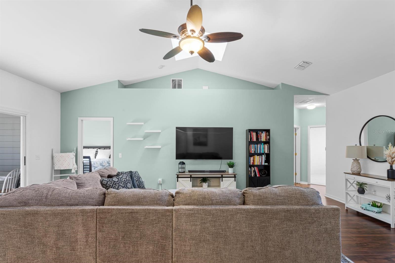 Listing photo id 2 for 2043 49th Avenue