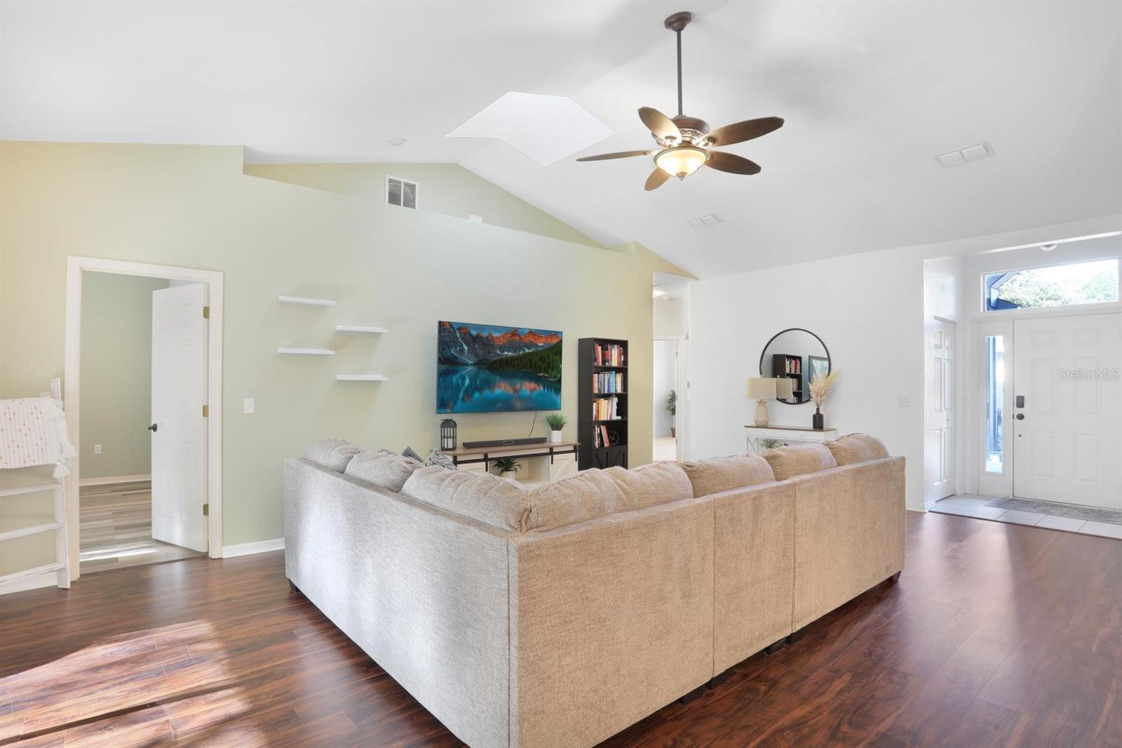 Listing photo id 3 for 2043 49th Avenue