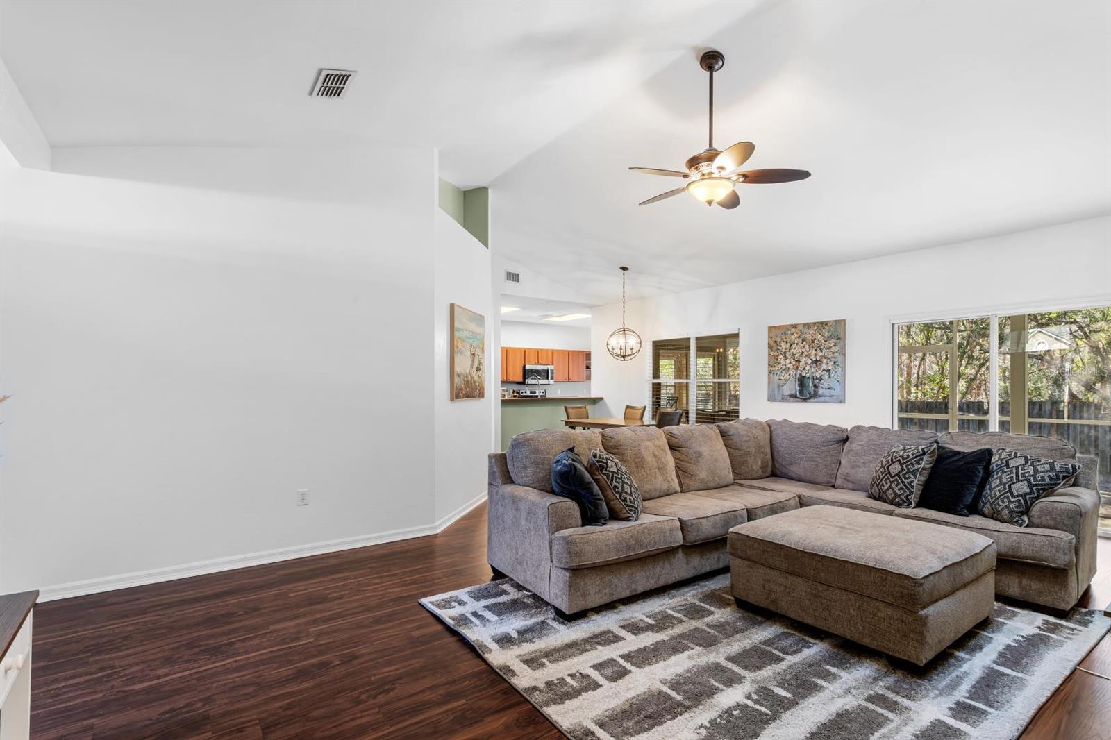 Listing photo id 4 for 2043 49th Avenue