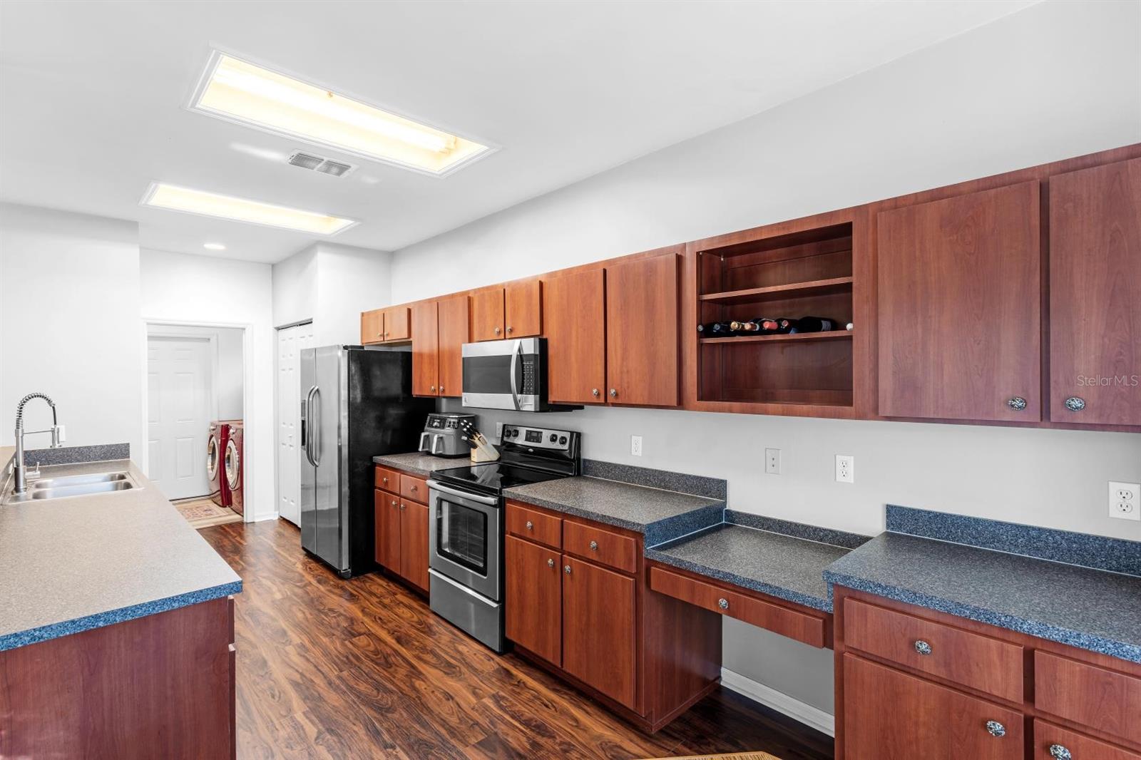 Listing photo id 5 for 2043 49th Avenue