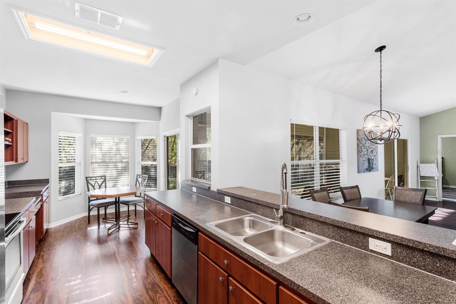 Listing photo id 7 for 2043 49th Avenue