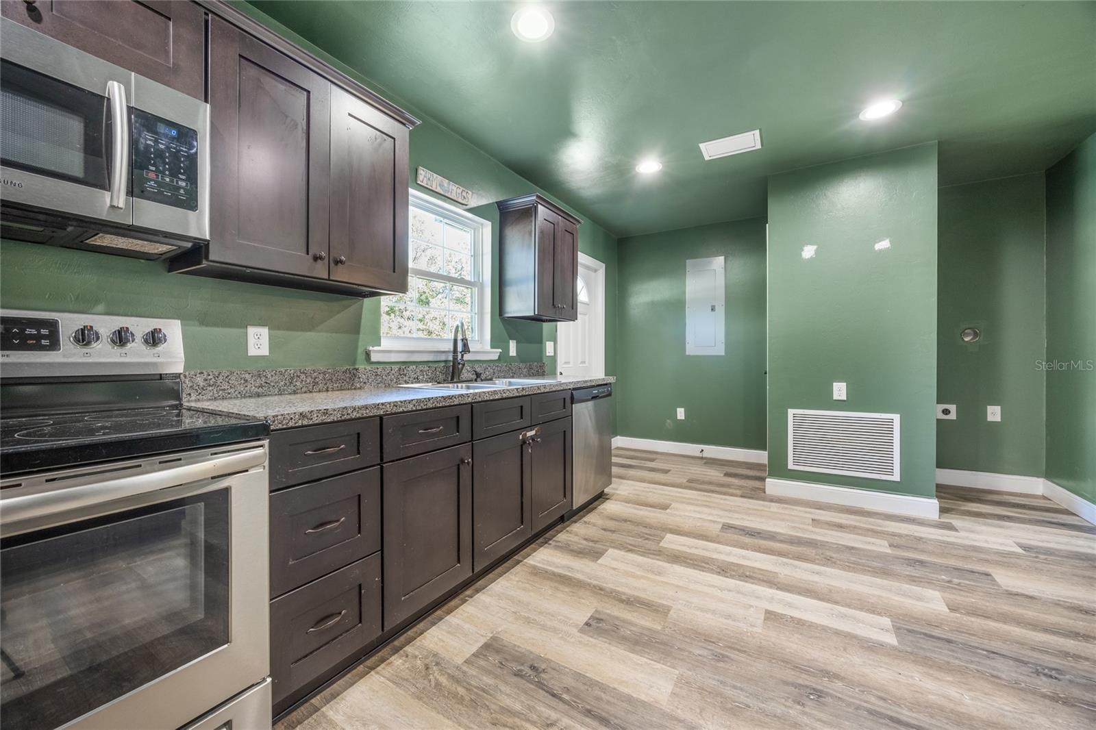 Image 17 of 38 For 10711 98th Lane