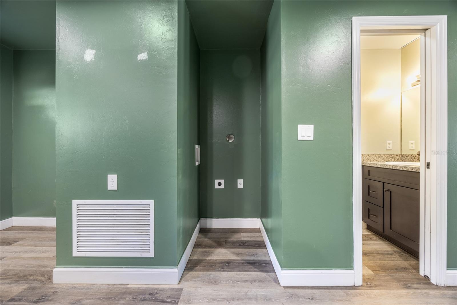 Image 20 of 38 For 10711 98th Lane