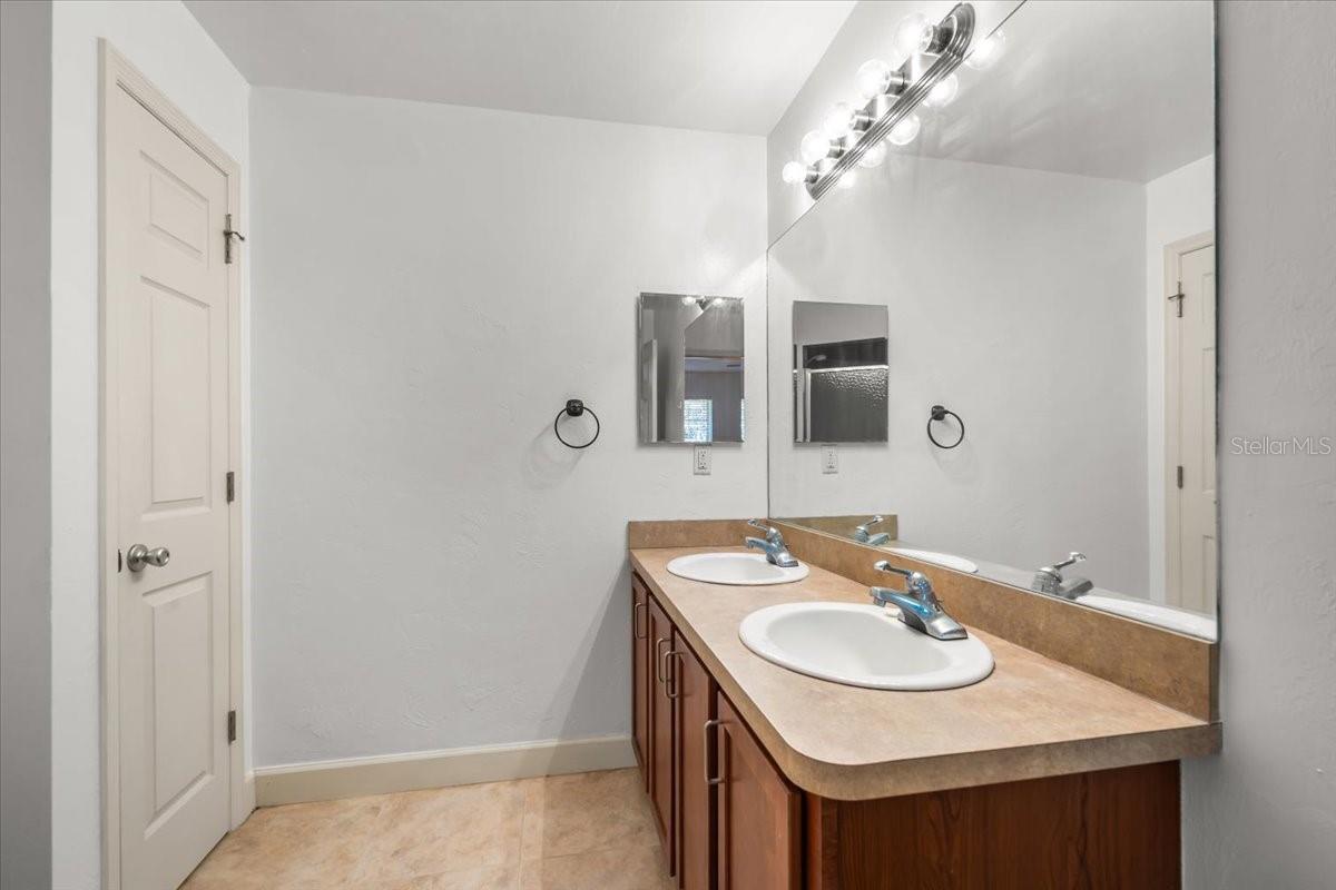 Image 23 of 31 For 2945 35th Place 137