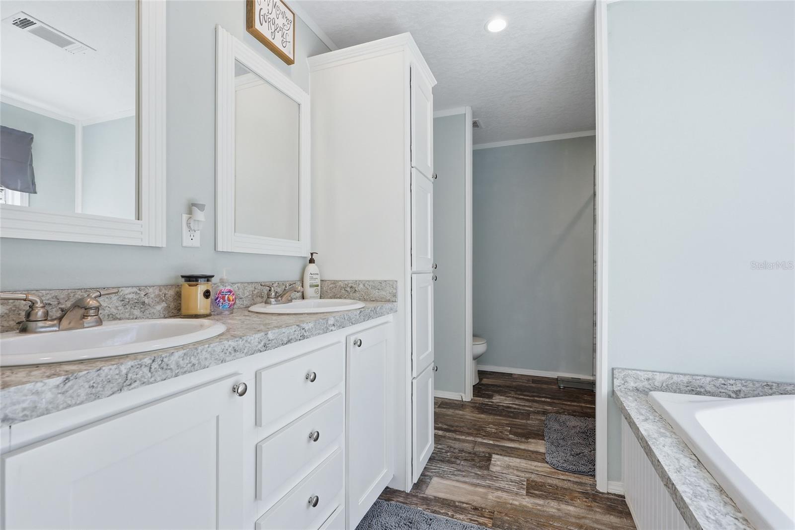 Listing photo id 12 for 3470 71st Avenue