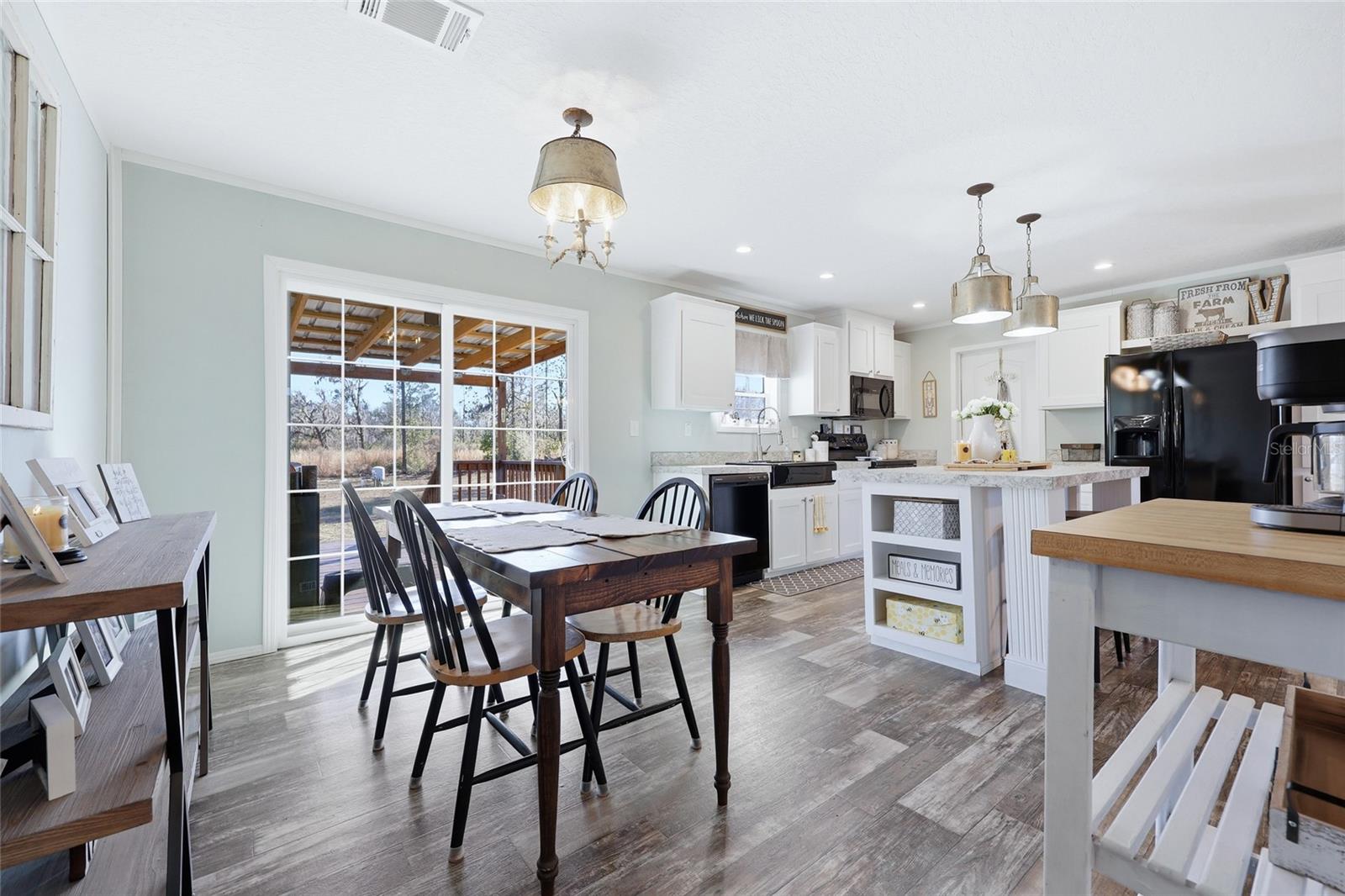 Listing photo id 17 for 3470 71st Avenue