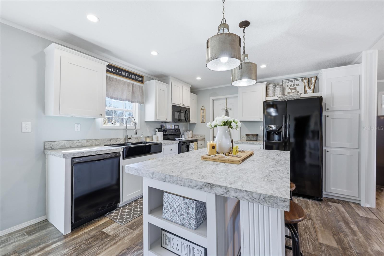 Listing photo id 18 for 3470 71st Avenue