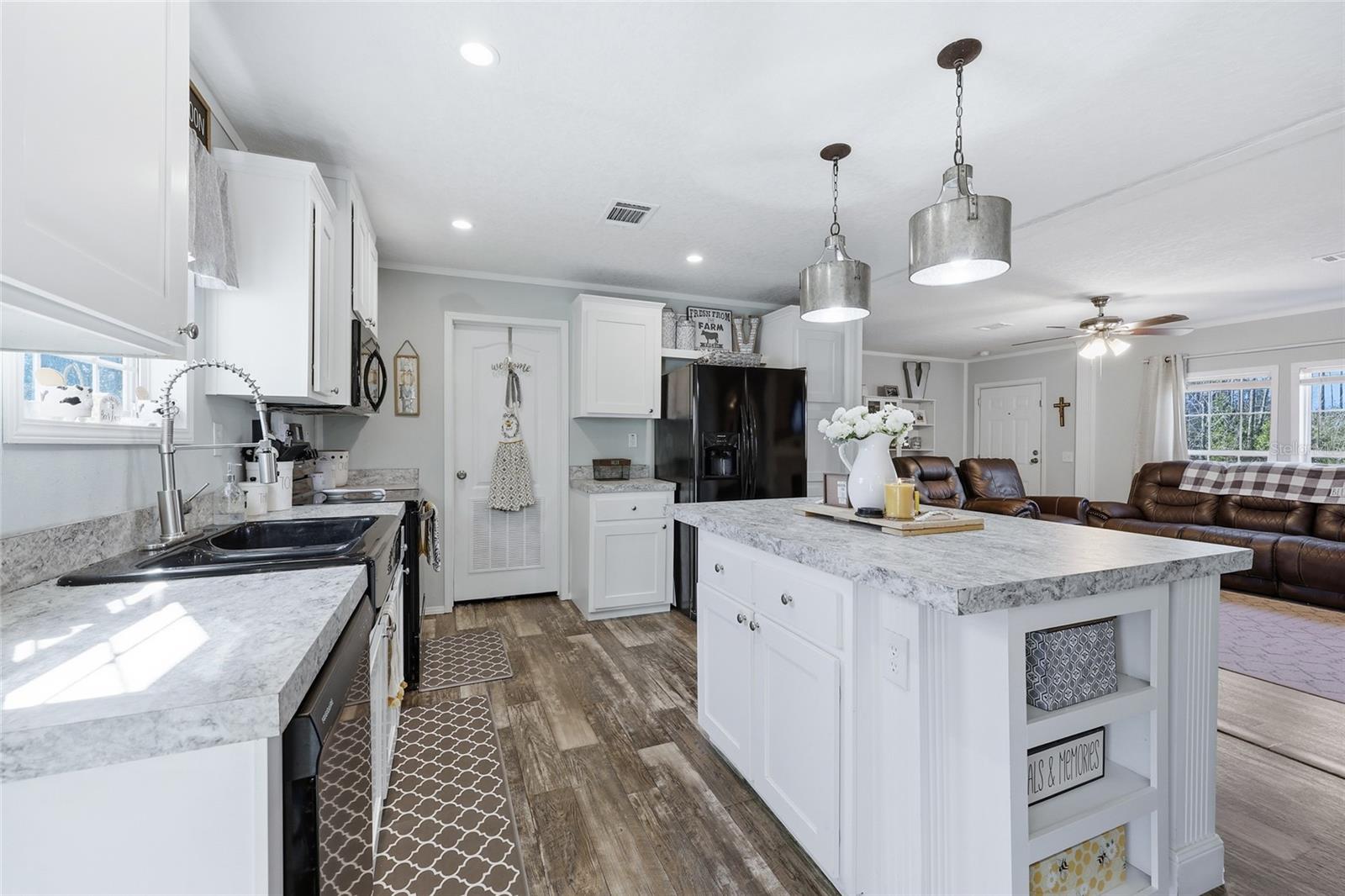 Listing photo id 19 for 3470 71st Avenue