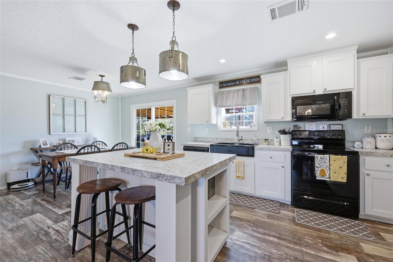 Listing photo id 21 for 3470 71st Avenue