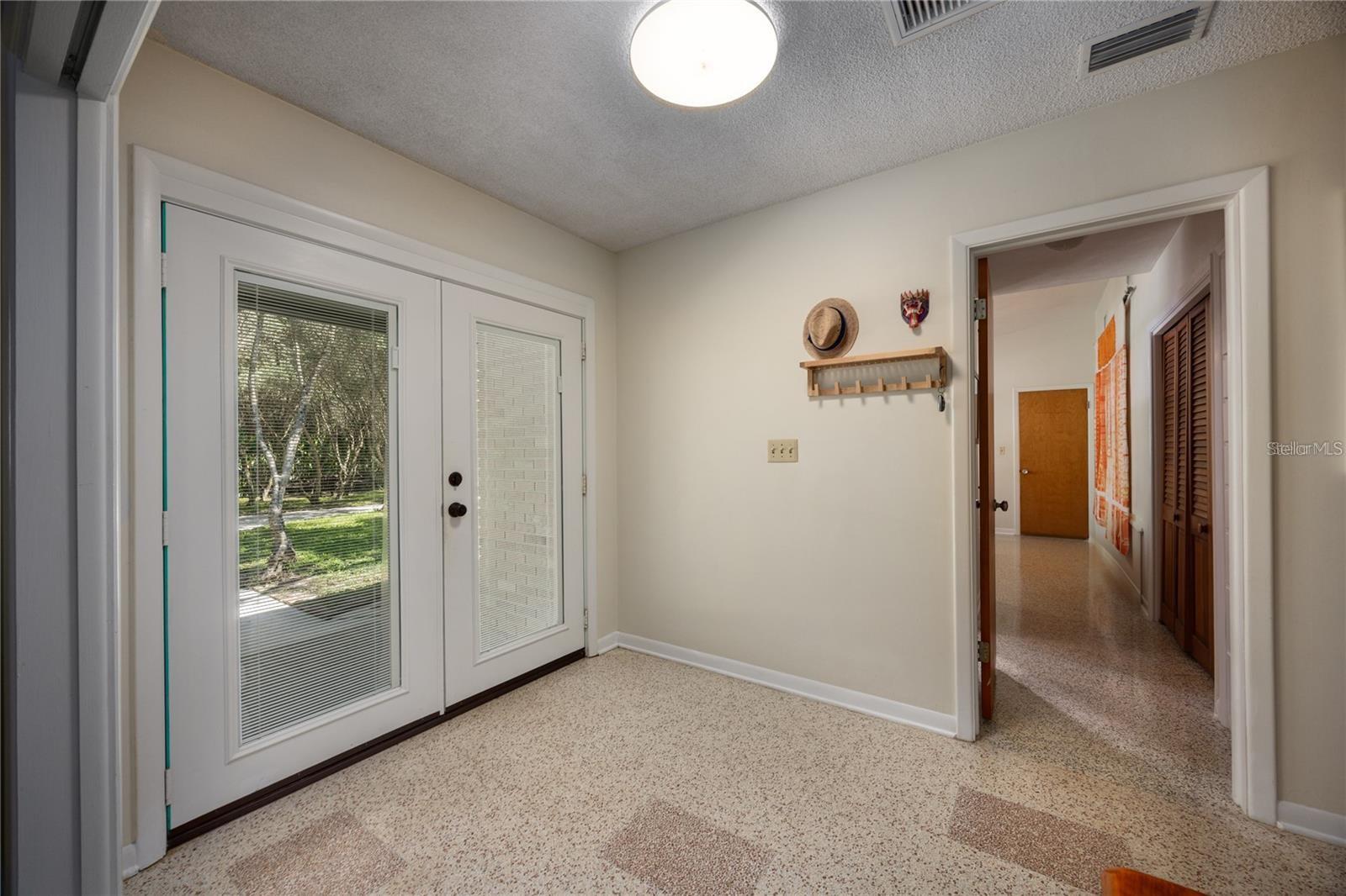 Listing photo id 9 for 415 32nd Street