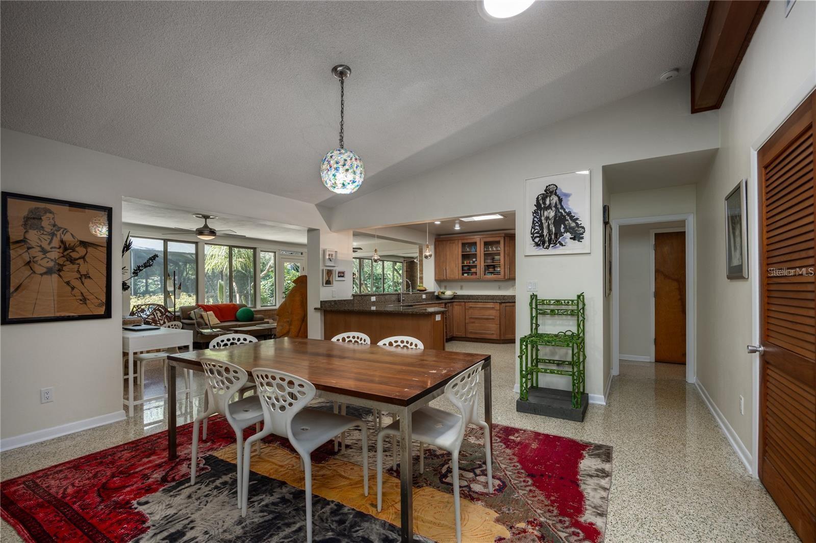 Listing photo id 39 for 415 32nd Street