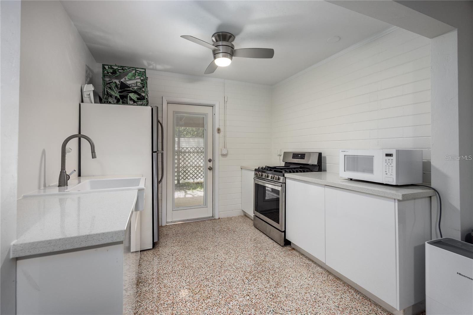 Listing photo id 47 for 415 32nd Street