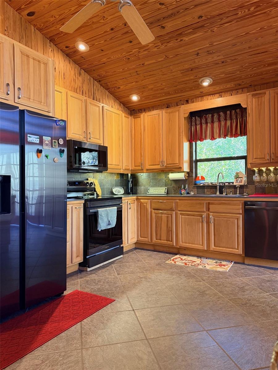 Image 14 of 76 For 127 930 Street