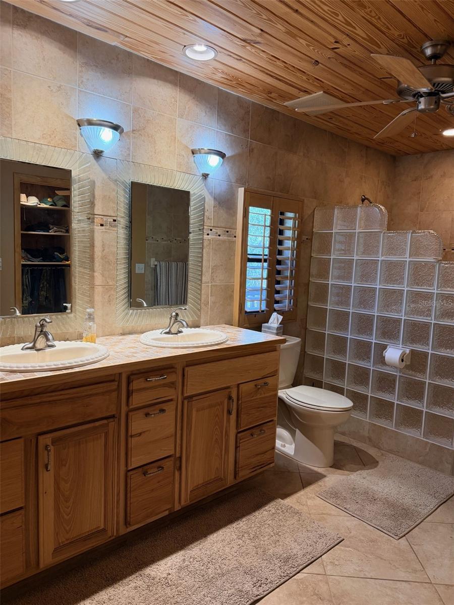 Image 28 of 76 For 127 930 Street