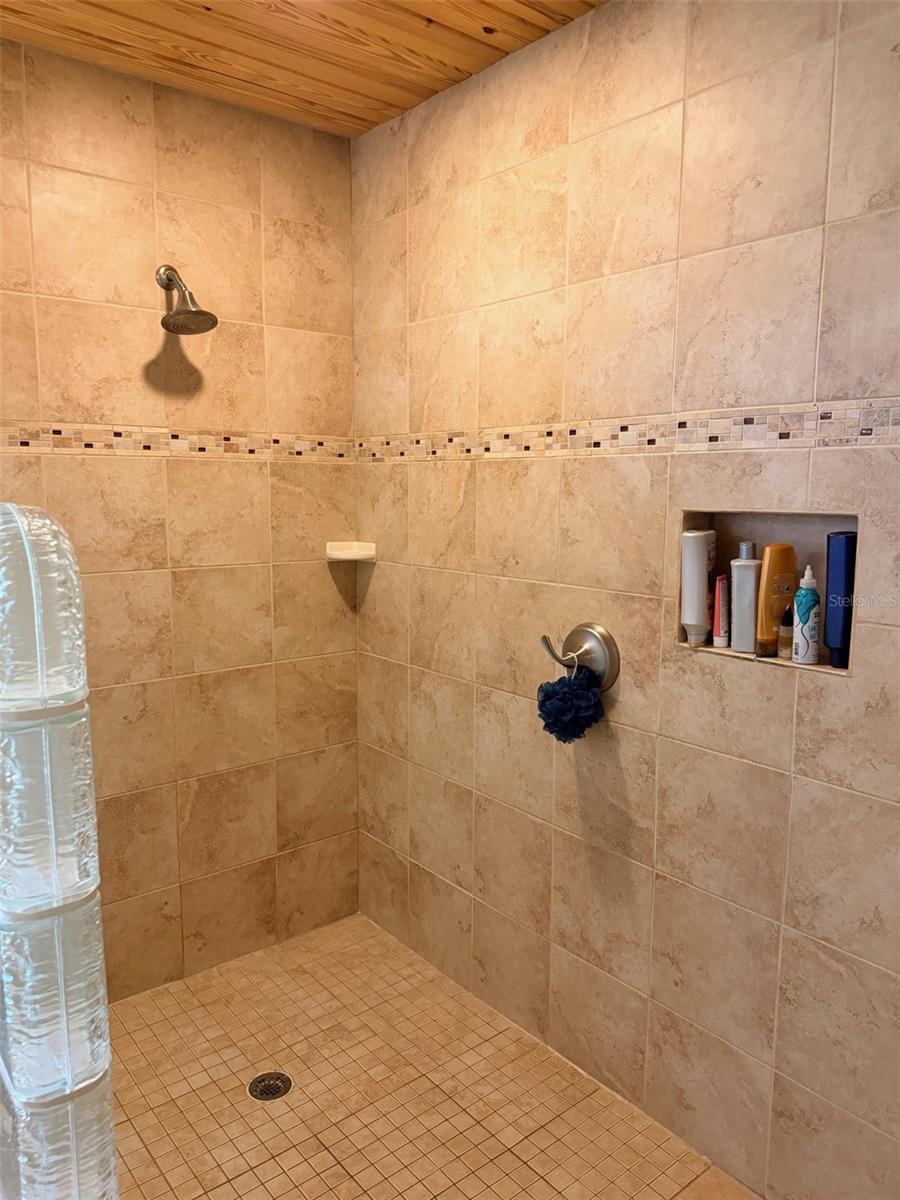 Image 30 of 76 For 127 930 Street