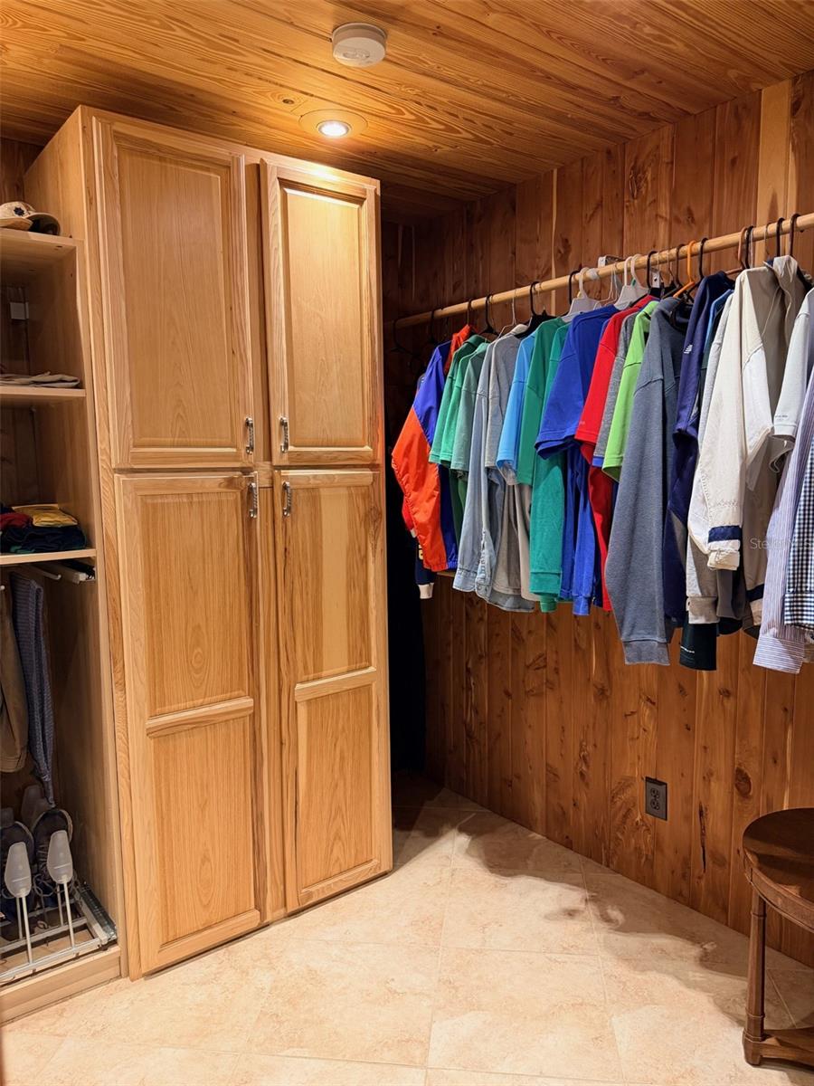 Image 32 of 76 For 127 930 Street