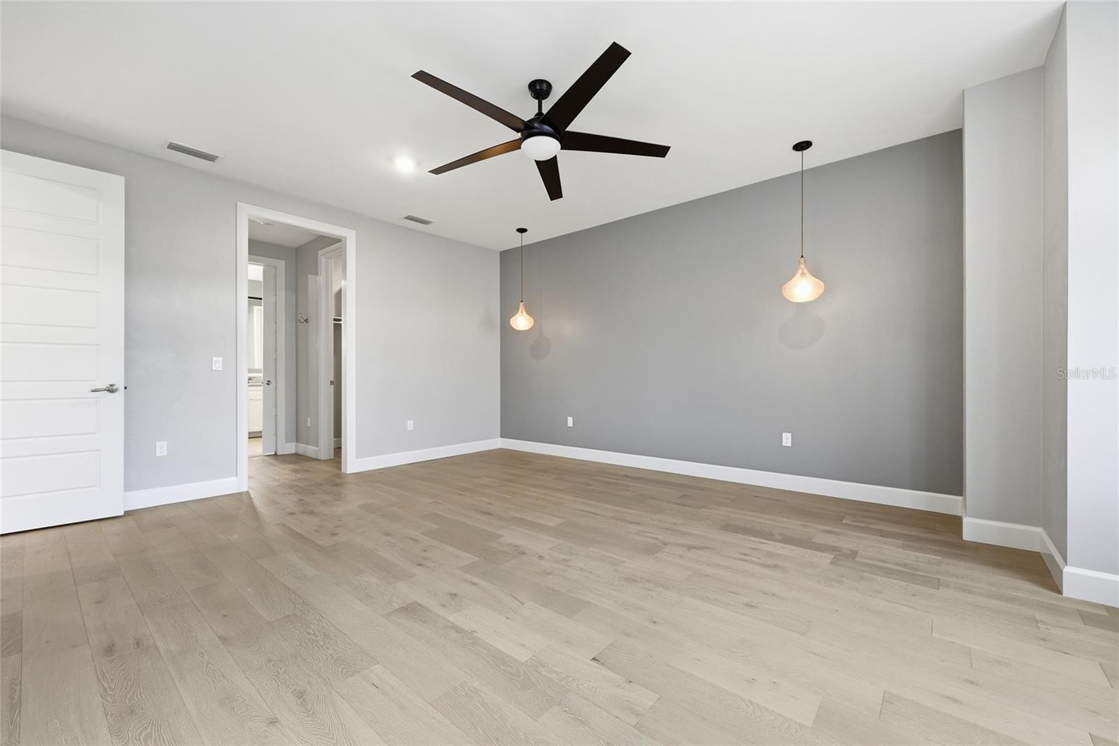 Image 33 of 44 For 723 131 Drive