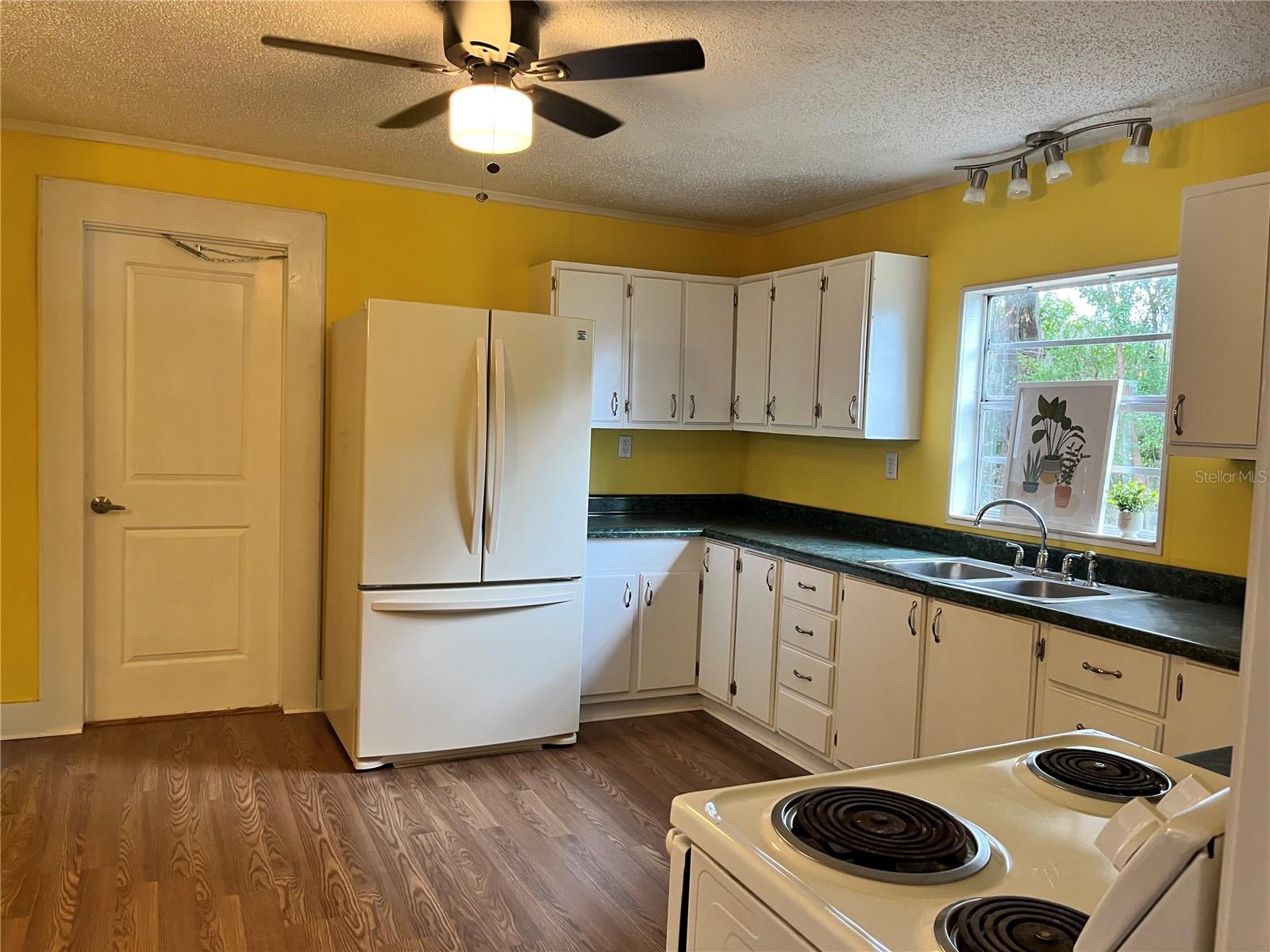 Image 17 of 34 For 624 Lake Street