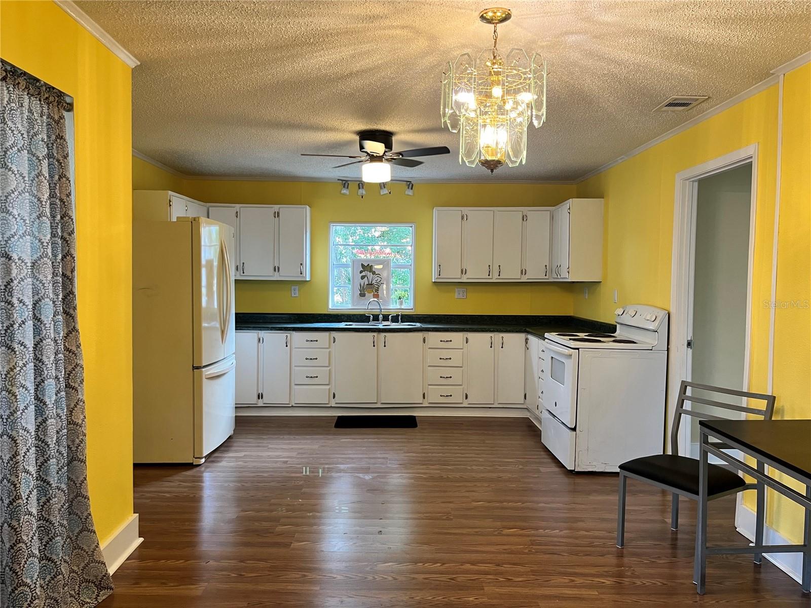 Image 21 of 34 For 624 Lake Street