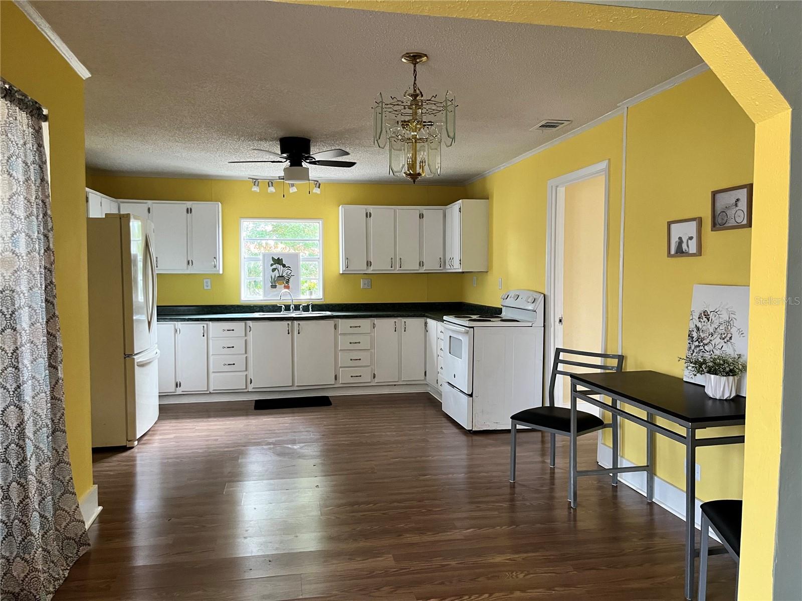 Image 23 of 34 For 624 Lake Street