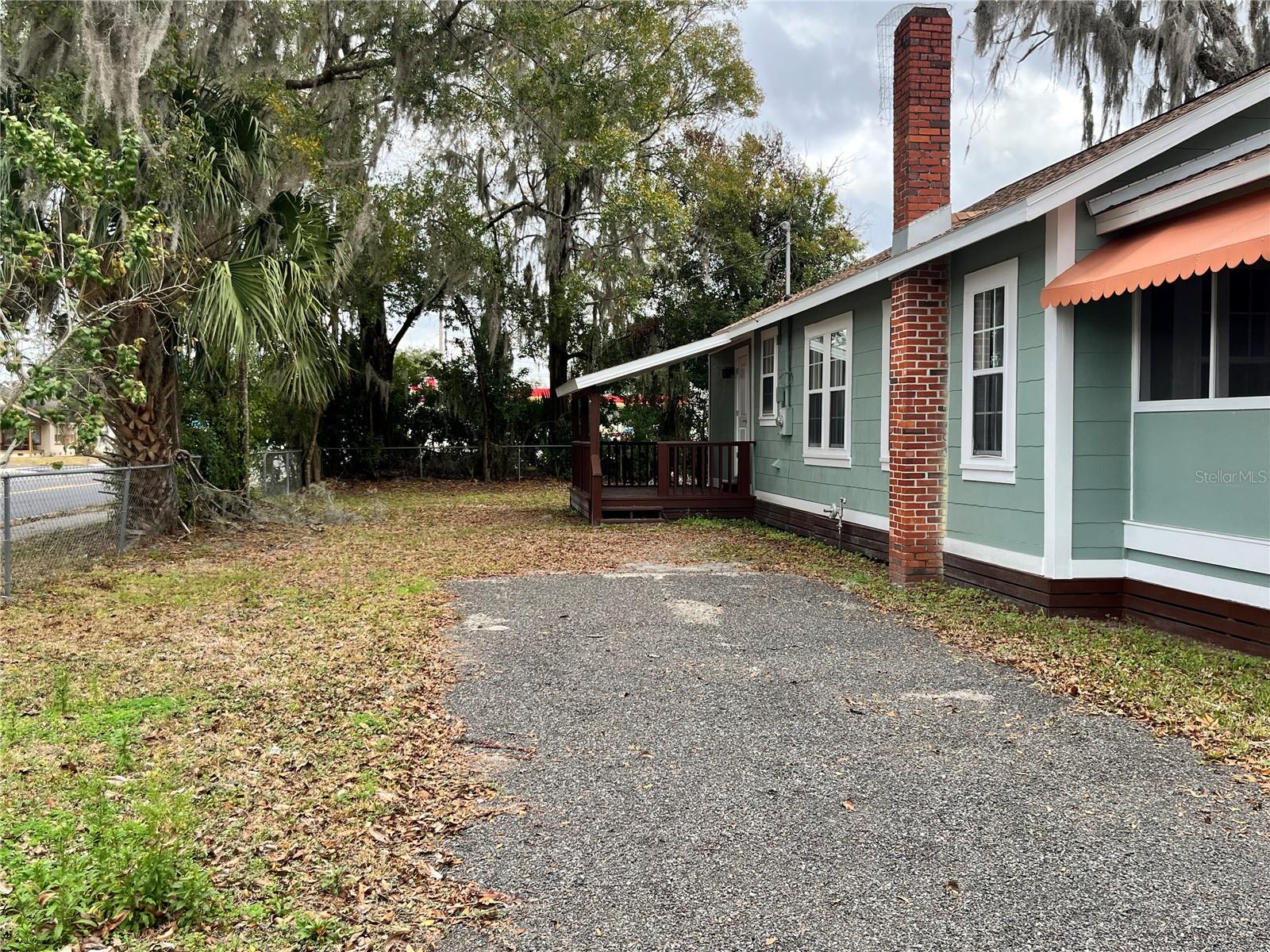 Image 7 of 34 For 624 Lake Street