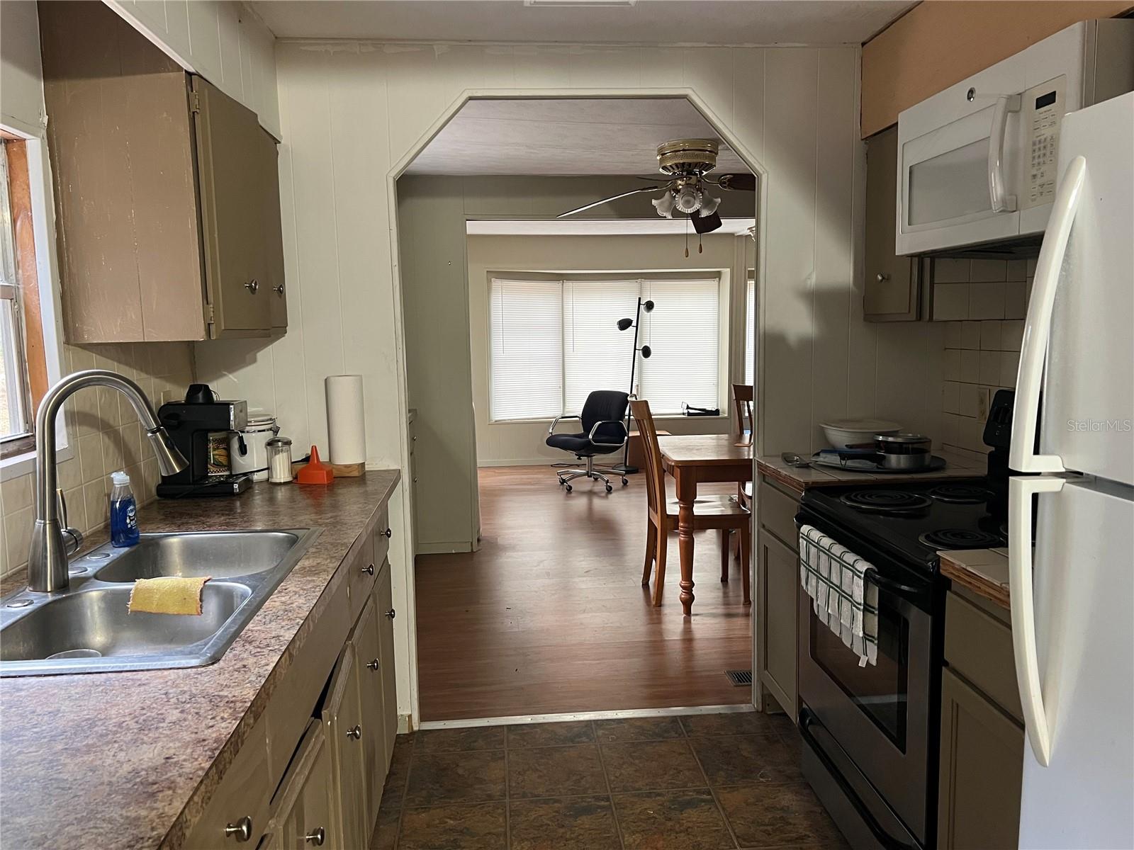 Listing photo id 17 for 20140 27th Street