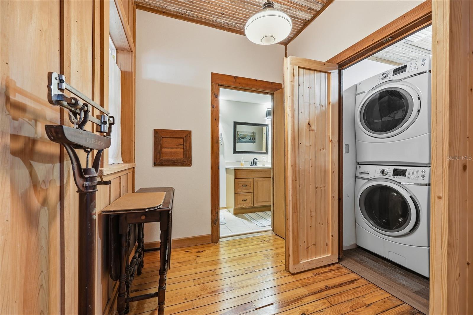 Image 11 of 32 For 317 Cedar Street Ne